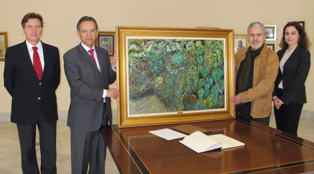 Momento de entrega del cuadro “Garajonay” por parte de Carlos O. Jorge Glez. al Presidente del Parlamento de Canarias Don Antonio Castro Cordobés (Febrero 2014)