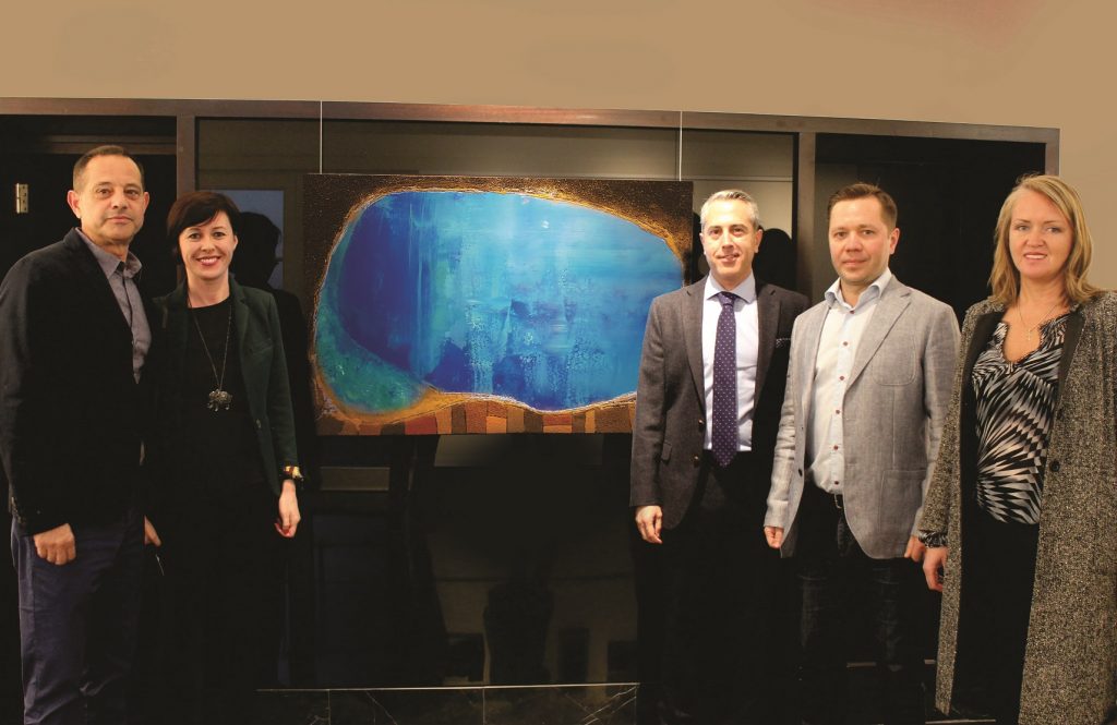Denis Siniauski y Alejandro Tosco en la inauguracón de la exposición junto a otros invitados.